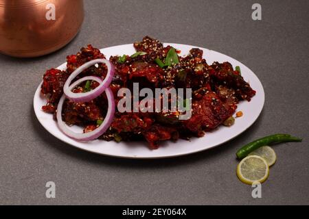 Chili Chicken ist ein süßer, würziger und leicht saurer knackiger Appetit, der mit Huhn, Paprika, Knoblauch, Chilisauce und Sojasauce zubereitet wird. Spe Stockfoto