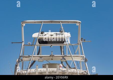 Rückansicht eines Mittelkonsolen-Turms auf einem Fischfang Boot Stockfoto