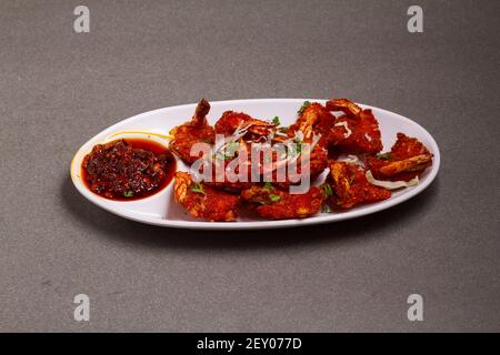 Frittierte Garnelenfleischkugel mit süßer Sauce auf grau Hintergrund Stockfoto