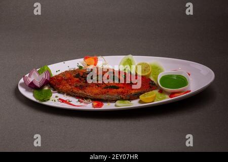 Fisch Fry, indischen Fisch Surmai mit Mehl, Grieß und Gewürzen gekocht, um es knusprig zu machen. Super leckeres Fischessen. Stockfoto