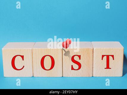Holzblöcke mit dem roten Schild 'Cost' Stockfoto