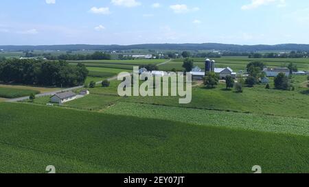 Luftaufnahme eines Amish ein-Zimmer-Schulhauses in Die Mitte der Amish Ackerland an einem sonnigen Tag Stockfoto