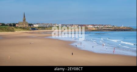 Blick nach Norden über den weitläufigen Sand von Longsands Beach Tynemouth an der Northumberland Küste von Nordostengland Stockfoto