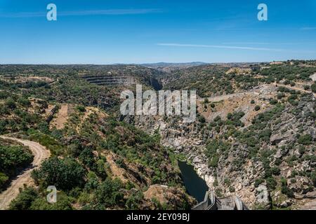 Blick über das Tal vom Almendra (Almond) Dam, auch bekannt als Villarino Dam, in Salamanca, Spanien Stockfoto