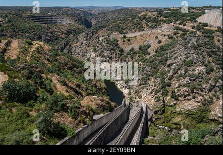 Blick über das Tal vom Almendra (Almond) Dam, auch bekannt als Villarino Dam, in Salamanca, Spanien Stockfoto