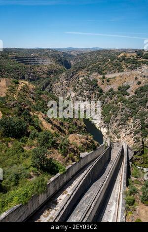 Blick über das Tal vom Almendra (Almond) Dam, auch bekannt als Villarino Dam, in Salamanca, Spanien Stockfoto