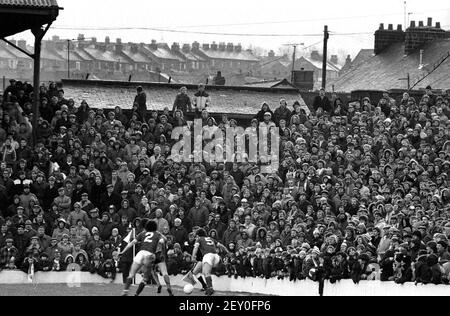 Fußballfans haben sich zusammengeschmissen und Barnsley gegen Wolverhampton Wanderers beobachtet, 05. Februar 1983. BILD VON DAVID BAGNALL Football Crowd Standing 1980s Stockfoto