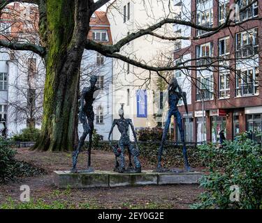 'Aus dem Wasser Schreitender' 'der Rufer' & der Denker Skulpturen der Bildhauerin Sabina Grzimek, Skulpturenpark Garnisonkirchplatz, Mitte, Berlin. Stockfoto