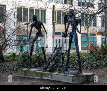 'Aus dem Wasser Schreitender' 'der Rufer' & der Denker Skulpturen der Bildhauerin Sabina Grzimek, Skulpturenpark Garnisonkirchplatz, Mitte, Berlin. Stockfoto