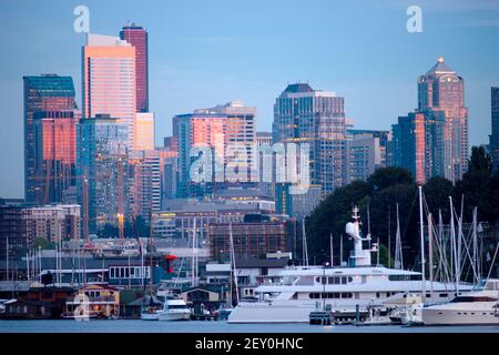 Luxus Yachten Boote den Union See Seattle Downtown Skyline der Stadt. Stockfoto