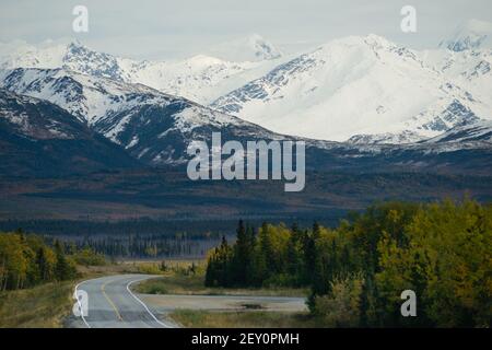 In der Straße Alaska Mountain Highway Transport Biegen Stockfoto