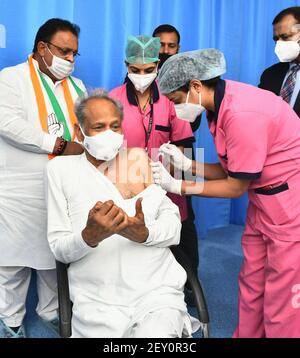 Jaipur, Rajasthan, Indien, 5. März 2021: Rajasthan Chief Minister Ashok Gehlot verabreicht die COVID-19-Impfstoff, während einer landesweiten Impffahrt, im SMS-Krankenhaus in Jaipur. Die zweite Phase der COVID-19-Impfkampagne begann für Personen ab 60 Jahren. Staatsgesundheitsminister Raghu Sharma ist auch zu sehen. Kredit: Sumit Saraswat/Alamy Live Nachrichten Stockfoto