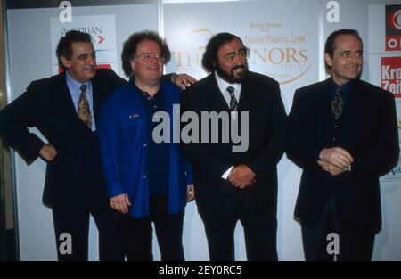 DIE DREI TENÖRE, 1995, Placido Domingo, Dirigent James Levine, Luciano Pavarotti, Jose Carreras. DIE DREI TENÖRE, 1995, der spanische Tenor Placido Domingo, der amerikanische Dirigent James Levine, der Italiener Tenor Luciano Pavarotti und der Spanier Tenor Jose Carreras Stockfoto