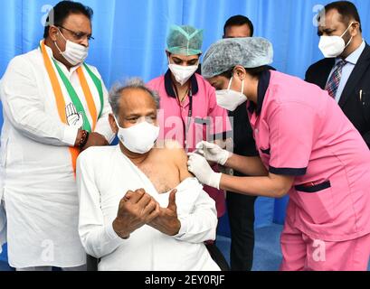 Jaipur, Rajasthan, Indien, 5. März 2021: Rajasthan Chief Minister Ashok Gehlot verabreicht die COVID-19-Impfstoff, während einer landesweiten Impffahrt, im SMS-Krankenhaus in Jaipur. Die zweite Phase der COVID-19-Impfkampagne begann für Personen ab 60 Jahren. Staatsgesundheitsminister Raghu Sharma ist auch zu sehen. Kredit: Sumit Saraswat/Alamy Live Nachrichten Stockfoto