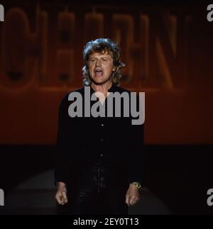 Peter Hofmann, deutscher Opernsänger, Tenor, bekannt auch als Rocksänger, TV Auftritt in der Sendung: Menschen, 1981. Peter Hofmann, Deutscher Opernsänger, Tenor, auch bekannt als Rock-Sänger, TV-Programm: Menschen, 1981. Stockfoto