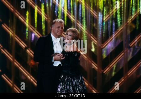 Nicolai Gedda, schwedischer Opernsänger, lyrischer Tenor und Anneliese Rothenberger, deutsche Sopranistin, bei einem TV-Auftritt, 1988. Nicolai Gedda, Opernsänger und lyrischer Tenor mit Anneliese Rothenberger, deutsche Sopranistin, TV-Veranstaltung, 1988. Stockfoto