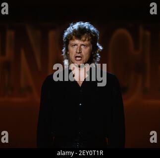 Peter Hofmann, deutscher Opernsänger, Tenor, bekannt auch als Rocksänger, TV Auftritt in der Sendung: Menschen, 1981. Peter Hofmann, Deutscher Opernsänger, Tenor, auch bekannt als Rock-Sänger, TV-Programm: Menschen, 1981. Stockfoto