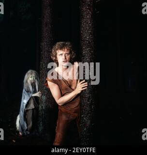 Peter Hofmann, deutscher Opernsänger, Tenor, bekannt auch als Rocksänger, hier in der Rolle des Parsifal, um 1981. Peter Hofmann, Deutscher Opernsänger, Tenor, auch bekannt als Rock-Sänger, hier als Parsifal, um 1981. Stockfoto