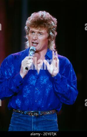 Peter Hofmann, deutscher Opernsänger, Tenor, bekannt auch als Rocksänger, TV-Auftritt, 1989. Peter Hofmann, Deutscher Opernsänger, Tenor, auch bekannt als Rock-Sänger, TV-Performance, 1989. Stockfoto