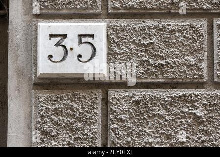 35 alte Hausnummer, Konzeptnummer Stockfoto