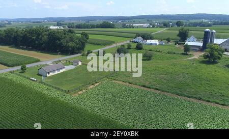 Luftaufnahme eines Amish ein-Zimmer-Schulhauses in Die Mitte der Amish Ackerland an einem sonnigen Tag Stockfoto