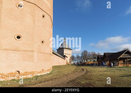 SUSDAL, RUSSLAND-06.11.2015. Mauer des Klosters St. Euthymios, gegründet im Jahre 1350. Goldener Ring Reisen. Stockfoto