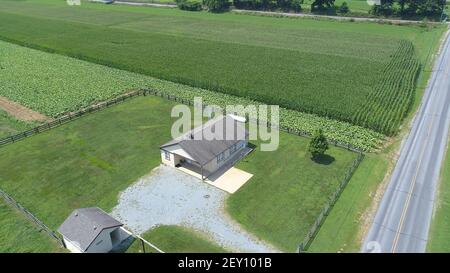 Luftaufnahme eines Amish ein-Zimmer-Schulhauses in Die Mitte der Amish Ackerland an einem sonnigen Tag Stockfoto