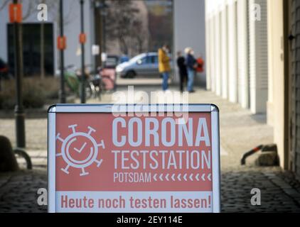 Potsdam, Deutschland. März 2021, 03rd. Ein Schild 'Corona Test Station Potsdam. Get tested today' befindet sich am Tor zum Testzentrum im Kutschstallhof am Neuen Markt. Einwohner der Landeshauptstadt können seit dem 01,03.2021 kostenlos auf Corona (Rapid Antigen Test) getestet werden. Das Angebot ist Teil der Strategie "Offen, aber sicher". Quelle: Soeren Stache/dpa-Zentralbild/ZB/dpa/Alamy Live News Stockfoto