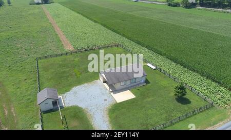 Luftaufnahme eines Amish ein-Zimmer-Schulhauses in Die Mitte der Amish Ackerland an einem sonnigen Tag Stockfoto