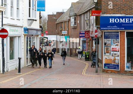 Ashford, Kent, Großbritannien. März 2021, 5th. Mit sinkenden kovidierten Infektionsraten in Ashford scheint die Hauptstraße geschäftiger als normal zu sein. Foto-Kredit: Paul Lawrenson /Alamy Live Nachrichten Stockfoto