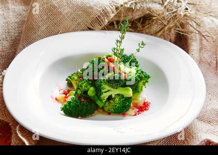 Gekochter Brokkoli in einer weißen Schüssel Stockfoto