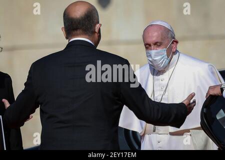 Bagdad, Irak. März 2021, 05th. Der irakische Präsident Barham Saleh (L) begrüßt Papst Franziskus im Präsidentenpalast von Bagdad. Papst Franziskus kam am Freitag zum ersten Papstbesuch im Nahen Osten in den Irak, wo die christliche Gemeinschaft in Kriegsjahren geschrumpft ist. Quelle: Ameer Al Mohammedaw/dpa/Alamy Live News Stockfoto