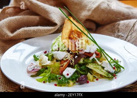 Frische Frühlingsluft Salat mit Feta Käse, roten Zwiebeln in weiße Schüssel. Stockfoto