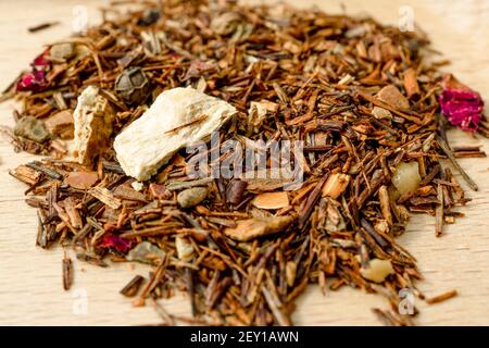 Trockener Rooibos gesunder traditioneller Bio-Tee mit Zitrusfrüchten und Gewürzen. Nahaufnahme des Makros. Hochwertige Fotos Stockfoto