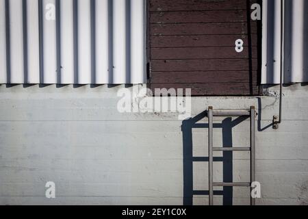 Eine Treppe führt zu einer Tür in einem Gebäude Stockfoto