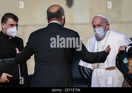 Bagdad, Irak. März 2021, 05th. Der irakische Präsident Barham Saleh (L) begrüßt Papst Franziskus im Präsidentenpalast von Bagdad. Papst Franziskus kam am Freitag zum ersten Papstbesuch im Nahen Osten in den Irak, wo die christliche Gemeinschaft in Kriegsjahren geschrumpft ist. Quelle: Ameer Al Mohammedaw/dpa/Alamy Live News Stockfoto