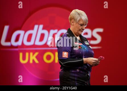 Lisa Ashton während des Tages eines der Ladbrokes UK Open 2021 Turnier in der Marshall Arena, Milton Keynes. Bilddatum: Freitag, 5. März 2021. Stockfoto
