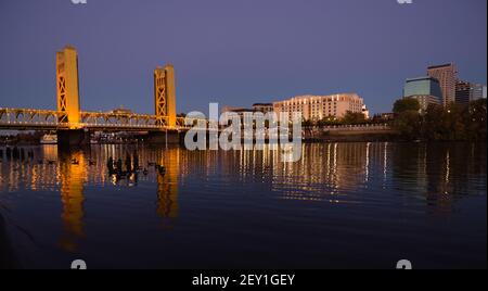 Tower Bridge Sacramento River Capital City Kalifornien Skyline der Innenstadt Stockfoto