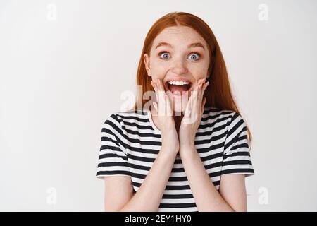 Close up Portrait von überrascht glücklich Sommersprossige rothaarige Mädchen Stockfoto