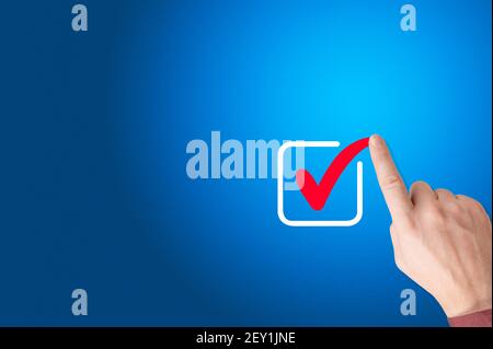 Checkliste Konzept, Geschäftsmann Häkchen auf den Kontrollkästchen mit Marker rot, Hand mit einem Finger zeichnet ein Häkchen an Ort und Stelle für Marken. Copy Space Stockfoto