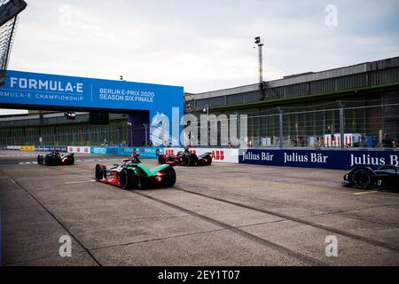 05 VANDOORNE Stoffel (bel), Spark-Mercedes Mercedes-Benz EQ Silver Arrow 01, Action 23 BUEMI Sebastien (che), Spark-Nissan Nissan IM02, Nissan e-Dams, Action 66 RAST Rene (deu), Spark-Mahindra Mahindra M6Electro, Mahindra Racing, Action 17 DE VRIES Nyck (nld), Spark-Mercedes Mercedes-Benz EQ Silver Arrow 01, Action Start beim E-Prix III 2020 in Berlin, 11th Rennen der Formel E Meisterschaft 2019-20, auf dem Tempelhof Airport Street Circuit vom 12. Bis 13. August in Berlin, Deutschland - Foto Germain Hazard / DPPI Stockfoto