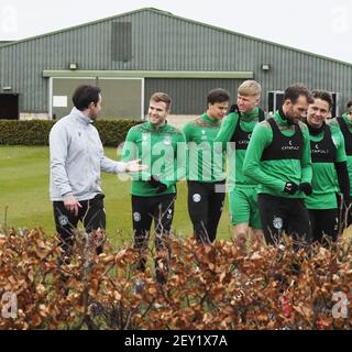 Tranent, Ormiston, East Lothian.Schottland. UK .5th March 21 der Hibernian Chris Cadden chattet mit Fitness-Trainer Colin Clancy vor dem Training Session für das schottische Premiership Spiel gegen St Johnstone Credit: eric mccowat/Alamy Live News Stockfoto