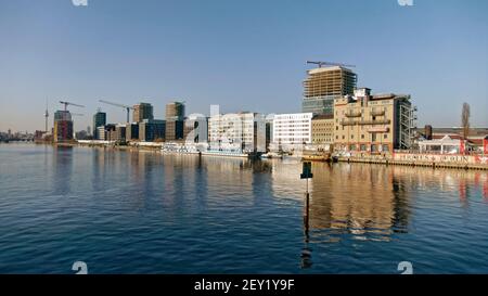 Skyline Berlin Spreeufer, Neubauten Media Spree, Mercedes, Living Levels, Pier 61/63, Zalando, Piraten von Berlin, Mühlenstraße, Berlin-Friedrichshai Stockfoto