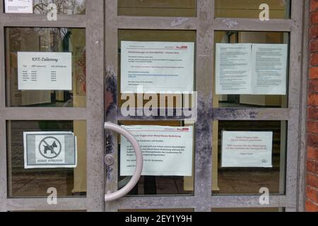 KFZ Zulassungsstelle, KFZ-Zulassung, Einschreitungen im Dienstbetrieb während der Corona-Pandemie. Jueteborger Strasse, Kreuzberg, Berlin, Deutschland Stockfoto