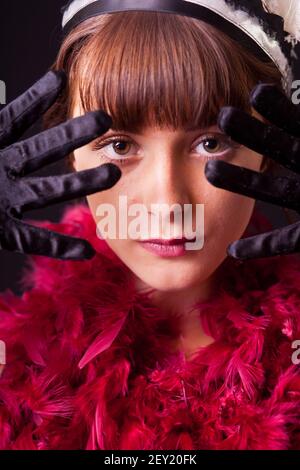 Junge Frau mit Federboa Stockfoto