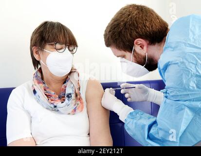 Alpen, Deutschland. März 2021, 05th. Pädagoge Ute Ferdenhert wird von Krankenschwester Kevin Rheinfelder in der mobilen Impfeinheit mit dem AstraZeneca-Impfstoff geimpft. Durch die zentrale mobile Einheit kann nun eine größere Anzahl von Menschen aus dem gesamten Bezirk schneller geimpft werden. Quelle: Roland Weihrauch/dpa/Alamy Live News Stockfoto