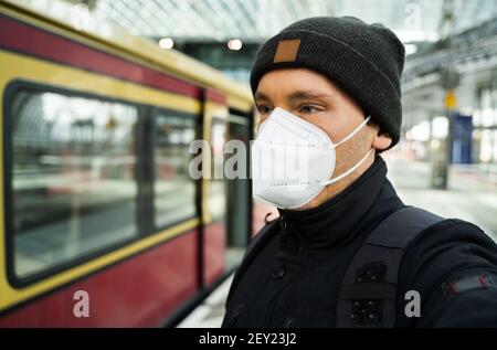 U-Bahn Transport oder U-Bahn mit FFP2 Gesichtsmaske Stockfoto