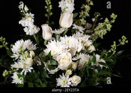 Schönes Bouquet von einer Vielzahl von weißen Blumen auf einem Schwarzer Hintergrund Stockfoto