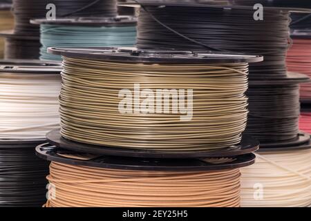 Spule aus Bronze Farbe PLA Kunststoff Filament für 3D Drucker. Stockfoto