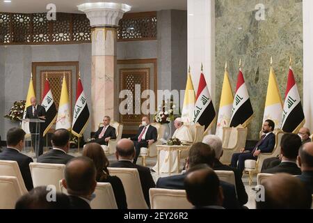 Bagdad, Irak. März 2021, 05th. Papst Franziskus spricht zu Beginn des ersten päpstlichen Besuchs im Irak im Präsidentenpalast in Bagdads grüner Zone irakische Beamte an. Kredit: Unabhängige Fotoagentur/Alamy Live Nachrichten Stockfoto